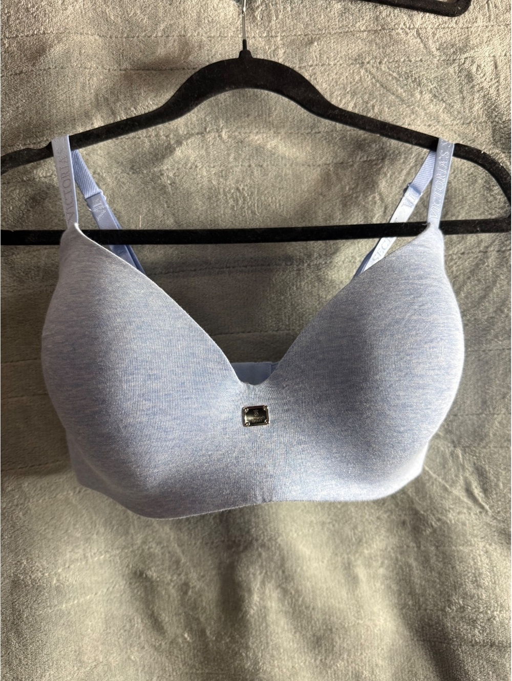Victoria’s Secret Wireless Lightly Lined Bra 36DD Logo Strap Metal Plaque NWOT